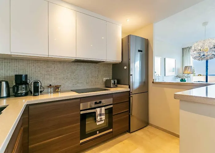 75-apartment With Views In Elviria, Lejlighed Marbella